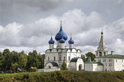  A Catedral de São Jorge em Suzdal: Uma Visão Luminosa de Fé e Grandeza